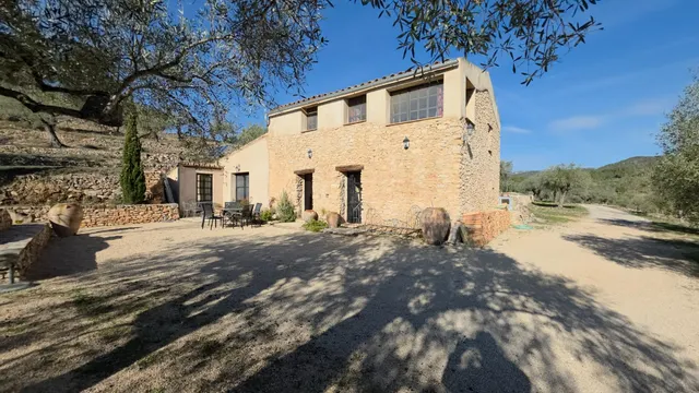 Finca exclusiva con masía restaurada y entorno ecológico - foto 2