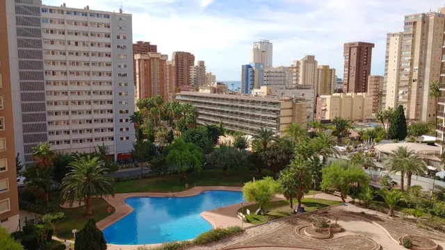 Amplio piso con 4 dormitorios y vistas al mar y Benidorm en zona Levante. — 44