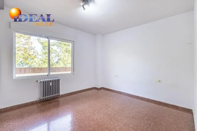 Piso con plaza de garaje cerrada junto a La Inmaculada, frente al río Genil. — 13