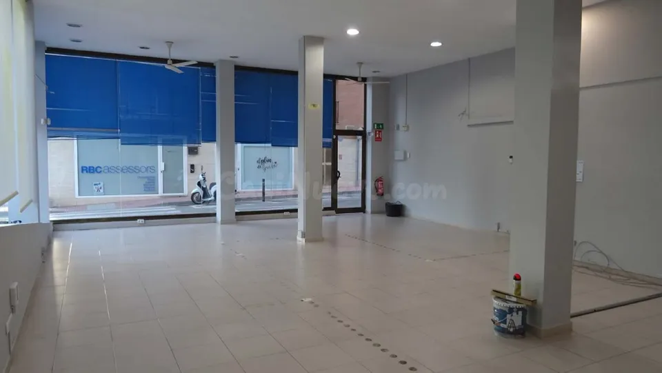 Local comercial con grandes escaparates