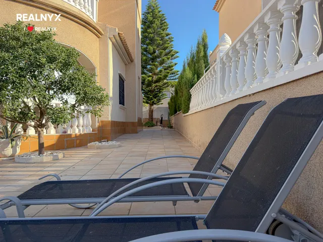 Orihuela Costa! Impresionante Villa Mediterranea con generosa parcela y amplias terrazas + Solarium privado con vistas panorámicas y piscina privada — 8