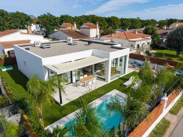 Exclusiva villa de diseño moderno con piscina privada, jardí - foto 4