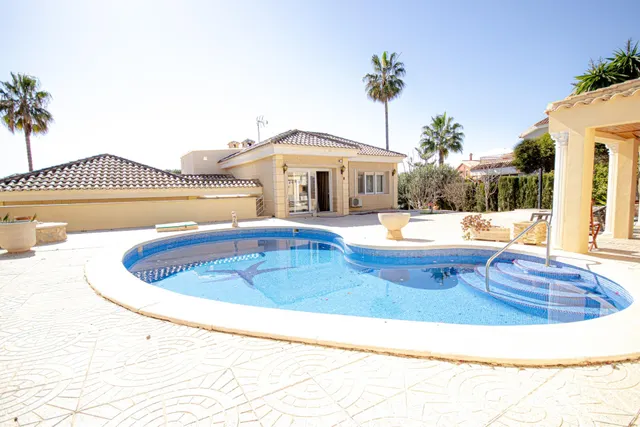 Villa de 4 dormitorios, 3 baños, piscina y jardín en dehesa de campo amor (orihuela costa) — 27