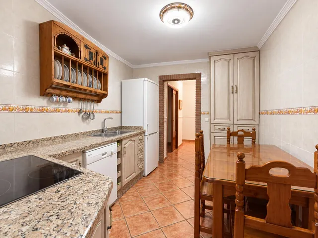 VIVIENDA CON PATIO, GARAJE Y COCINA EXTERIOR EN ZONA RESIDENCIAL — 9