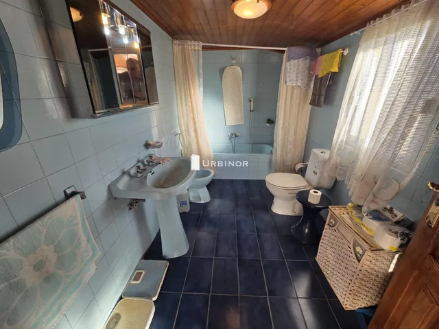 CASA reformada, con finca llana 3.300 m2 a 10 km. XINZO DE LIMIA. — 13