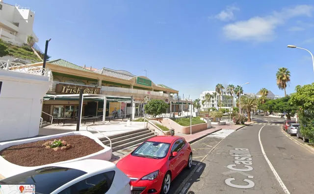 Amplio Local Comercial en Adeje, Ideal para Inversores
