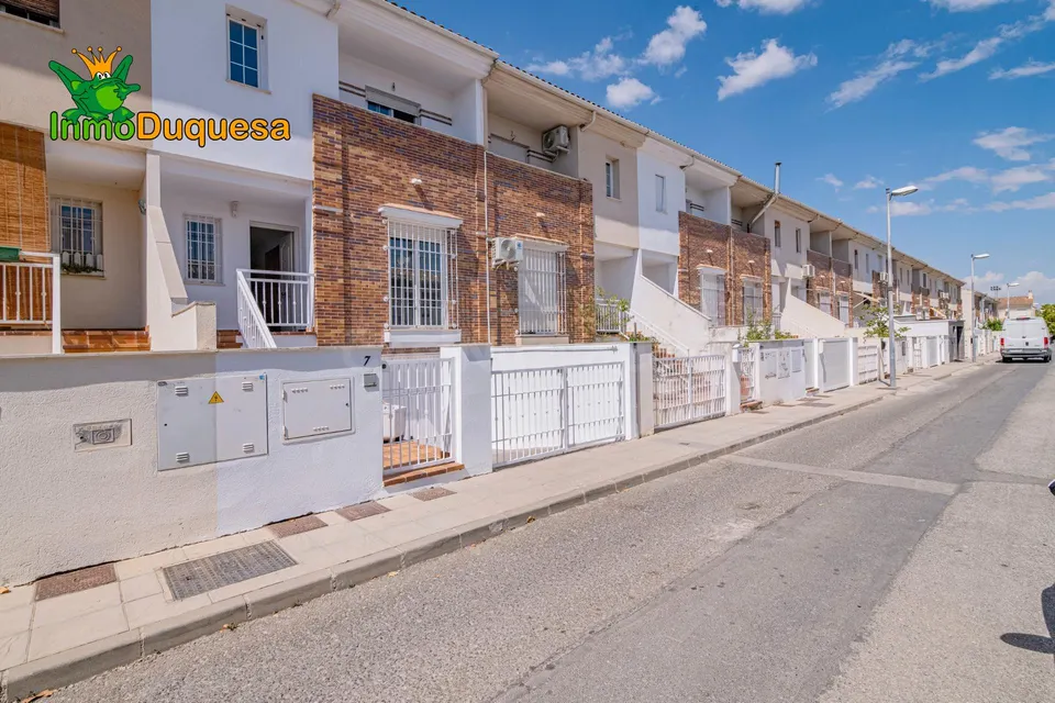 Casa adosada CASI A ESTRENAR en Belicena. Con 4 dormitorios.