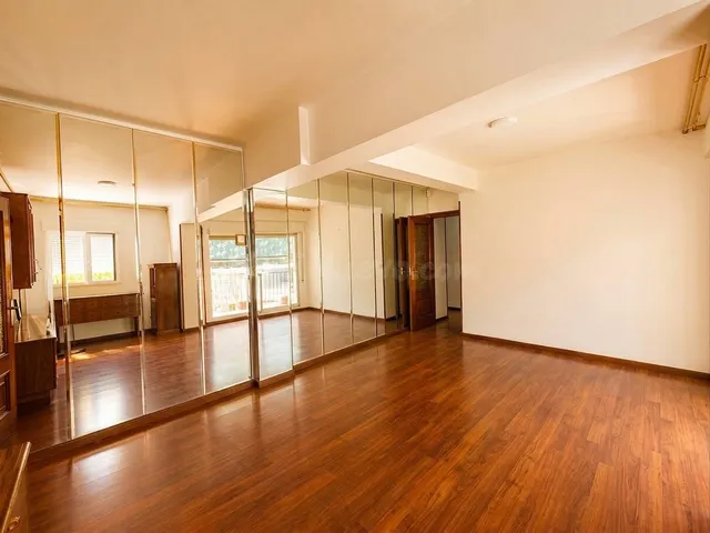 Luminoso piso con terraza y ascensor en una de las mejores z - foto 4