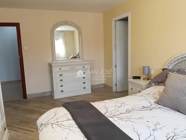 SE VENDE CHALET CON PISCINA EN BUEN ESTADO EN ASPE — 50