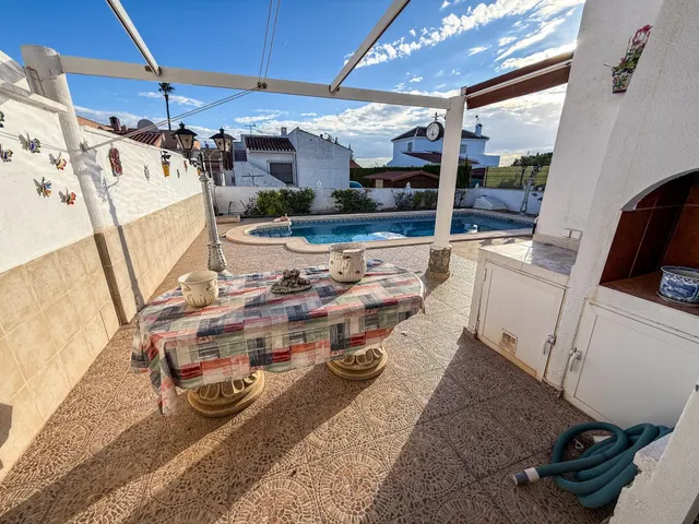 Amplio chalet pareado en El Chaparral — 4 dormitorios, 4 baños, piscina privada y gran parcela — 23