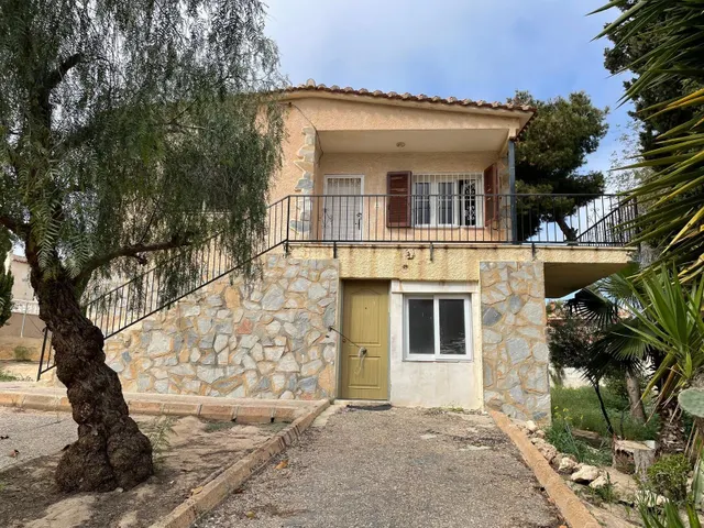 Casa con parcela en Los Balcones, Torrevieja. 5 dormitorios, 2 baños — 4