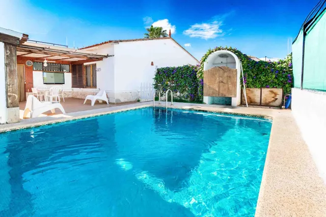 Chalet de 3 dormitorios con piscina y garaje, parcela de 450