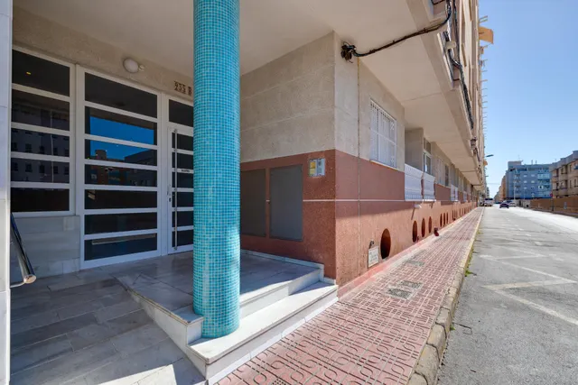 Apartamento de 2 dormitorios con piscina comunitaria en Torrevieja — 37