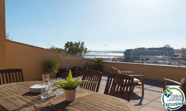 Ático en 1º línea con solárium, preciosas vistas y licencia 