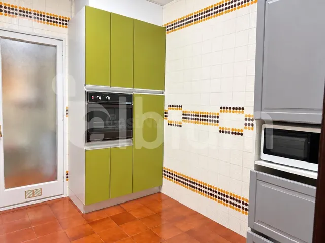 Amplio piso de 4 habitaciones con terraza, parking y trastero — 5