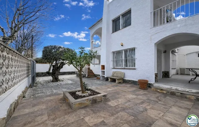 Casa dividida en 2 apartamentos con garaje en Empuriabrava. - foto 3