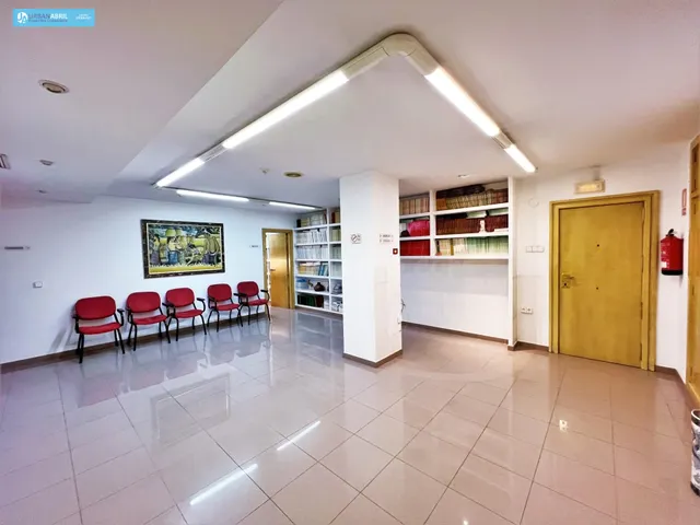 Espectacular Clínica en La Rambla - Convertible en Vivienda — 2