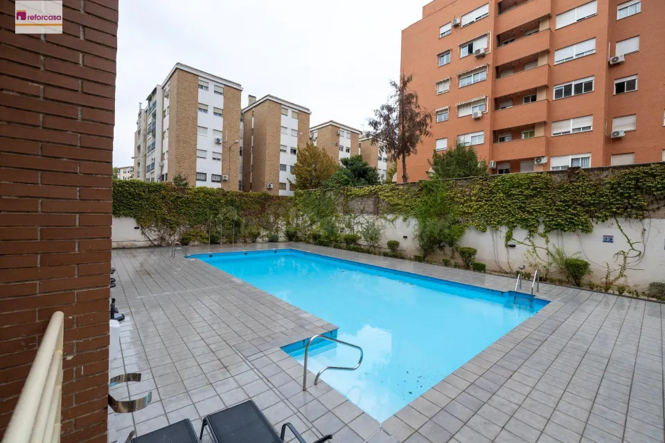 Piso de dos dormitorios en Sanders, en urbanización privada con piscina, pistas de padel, plaza de garaje y trastero