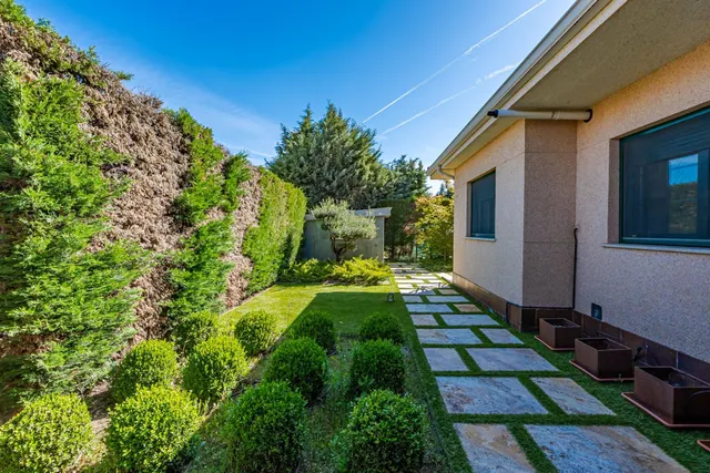 MAGNÍFICO CHALET EN LA SIERRA DE GUADARRAMA PARA VIVIR EN UNA PLANTA Y LISTO PARA ENTRAR A 25 MINUTOS DE MADRID CON PORCHE, JARDÍN Y PISCINA — 49