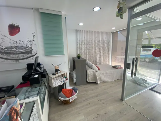 LOCAL COMERCIAL AL COSTAT DE LA PLAÇA CATALUNYA — 3