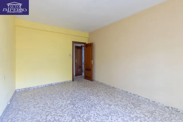 Piso en esquina con terraza y vistas a Plaza Mariana Pineda, Granada — 22