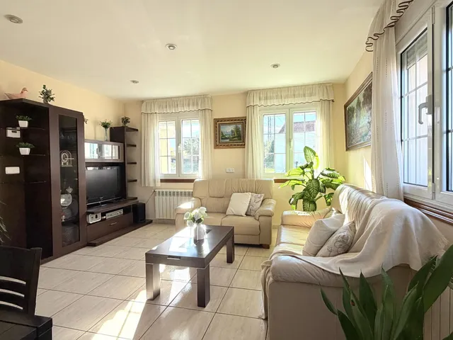 Casa con cuatro dormitorios, terrazas y amplio garaje en Oleiros — 9