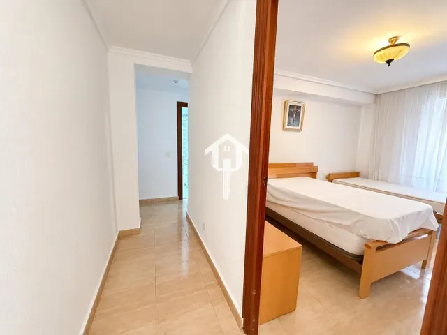 PISO EN VENTA EN ALICANTE. ZONA DE LA FLORIDA. 134m2 CON 4 habitaciones DOBLES, 2 BAÑOS COMPLETOS, TERCERA PLANTA CON ASCNESOR, TERRAZA Y DESPENSA. — 43