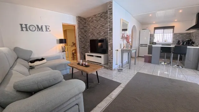 Chalet independiente de 4 habitaciones con piscina divida en dos plantas individuales — 27