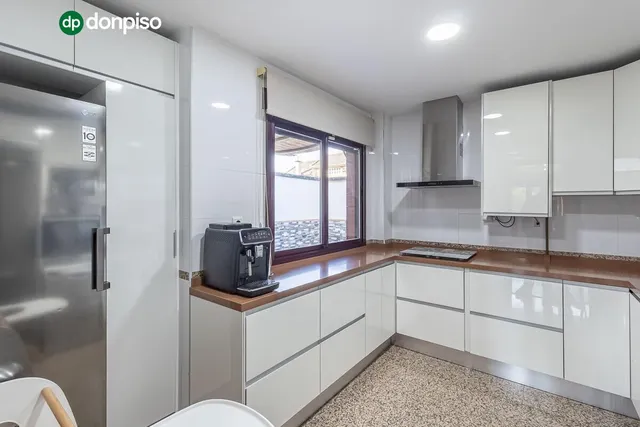 Amplia casa de 182 m2 con patio, gran sótano y a menos de 5 minutos del metro — 6