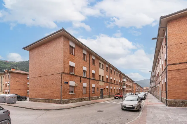 Piso de 4 dormitorios sin ascensor ( 2º) en el barrio de Santa Marina. Mieres — 30