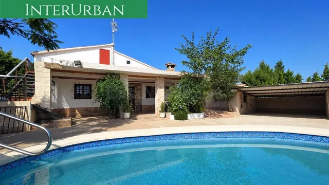 INTERURBAN S.L. vende Chalet independiente con piscina y gra - foto 2