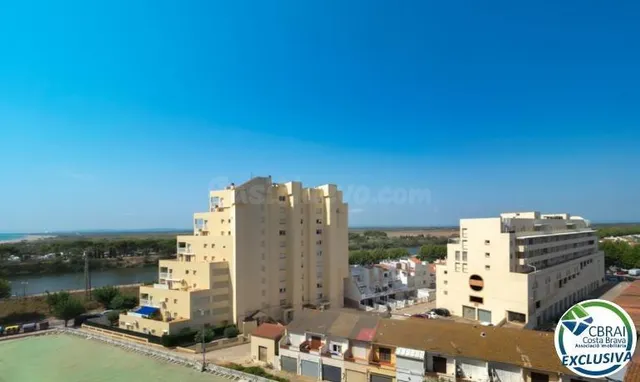 Apartamento idealmente situado en primera línea de mar en Em - foto 2
