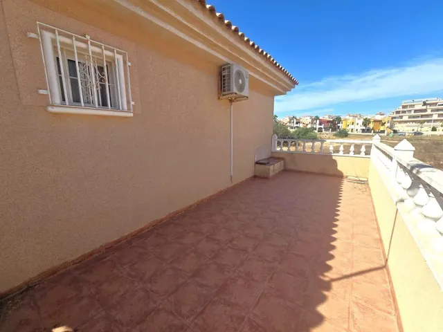 Amplia villa (aprox. 98 m2 + terrazas y garaje) con 3 dormitorios, 2 baños y gran piscina comunitaria. Cerca de colegios y comercios, y a solo 1,5 km de las playas de Punta Prima. — 19