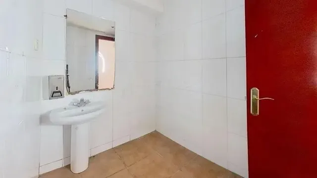 LOCAL EN VENTA EN EL PRAT DE LLOBREGAT (Barcelona). — 10
