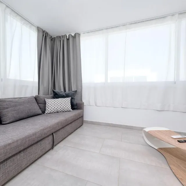 Villa con piscina privada y gran potencial en Playa Blanca — 18