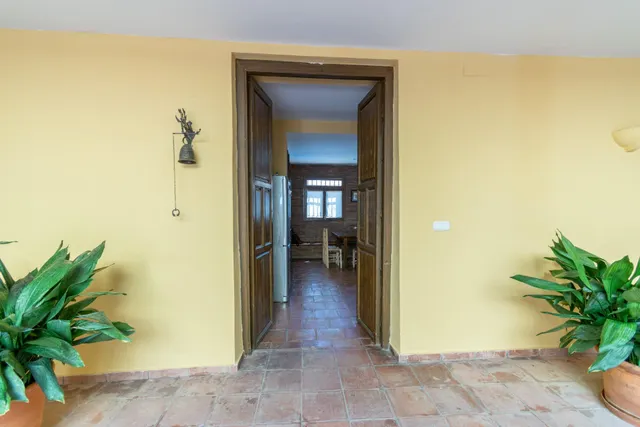 Casa de grandes dimensiones ubicada en la calle Duende, cerca de la Plaza del Conde Luque. — 29
