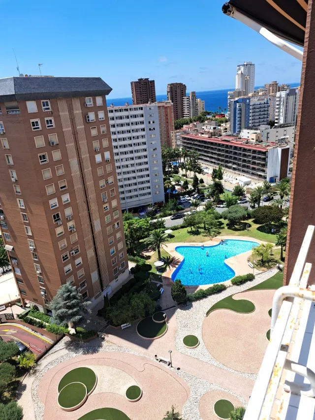 Amplio piso con 4 dormitorios y vistas al mar y Benidorm en zona Levante. — 2