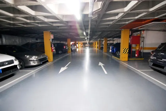 Plaza de garaje para coche grande - Fácil acceso — 5