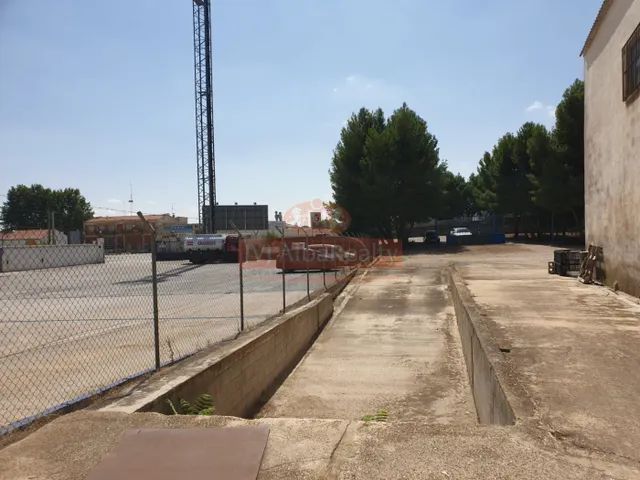 Se vende terreno en la carretera de Ayora con dos naves — 23