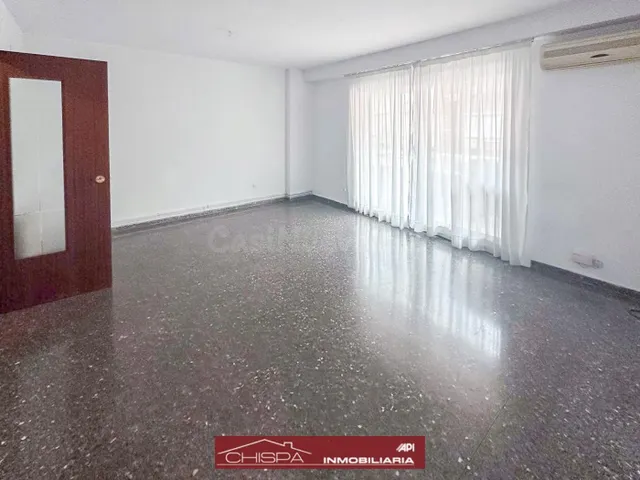 Piso de cuatro habitaciones con plaza de garaje - foto 3