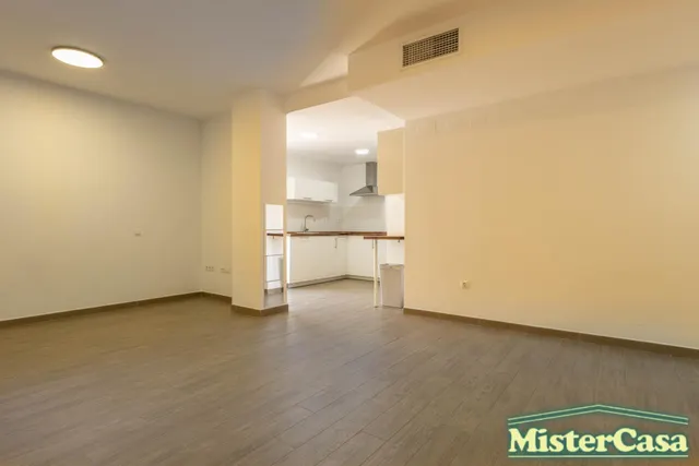 EXCLUSIVA!! Piso 3 dormitorios , 2 baños ,garaje y trastero . Gran patio  y piscina comunitaria . ROTA — 7