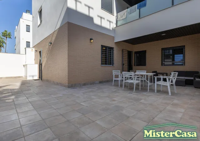 EXCLUSIVA!! Piso 3 dormitorios , 2 baños ,garaje y trastero . Gran patio  y piscina comunitaria . ROTA — 39