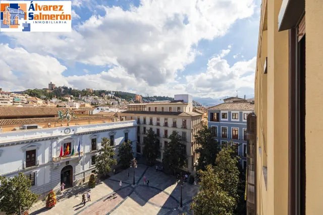 GRAN PISO EN PLAZA DEL CARMEN FRENTE AL AYUNTAMIENTO. — 46