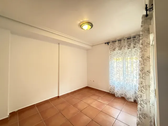 Bungalow con jardín privado, garaje y piscina comunitaria en Santa Pola — 6