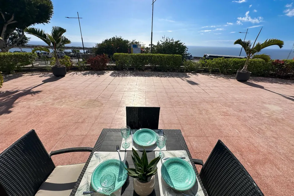 Estudio recién reformado con vistas al mar en puerto rico/amadores