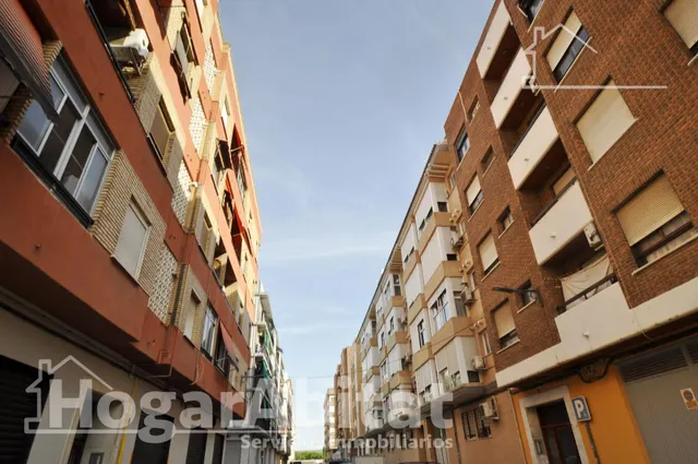 AMPLIO Y EXTERIOR CON BALCÓN Y TRASTERO, EN EL CENTRO — 35