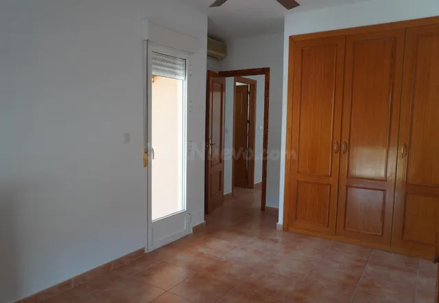 Dúplex en alquiler todo el año en El Alcolar – 3 dormitorios y gran patio exterior | 1.100 €/mes — 9