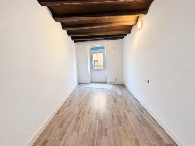 Amplio piso de 6 habitaciones en el centro histórico de Manresa — 11