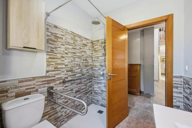 UNA JOYA EN PIEDRA GALLEGA EN EL CORAZÓN DE LAS RÍAS BAIXAS. 407 m2 construidos | Parcela: 1.626 m2 | Dormitorios: 4 | Baños: 3 — 24