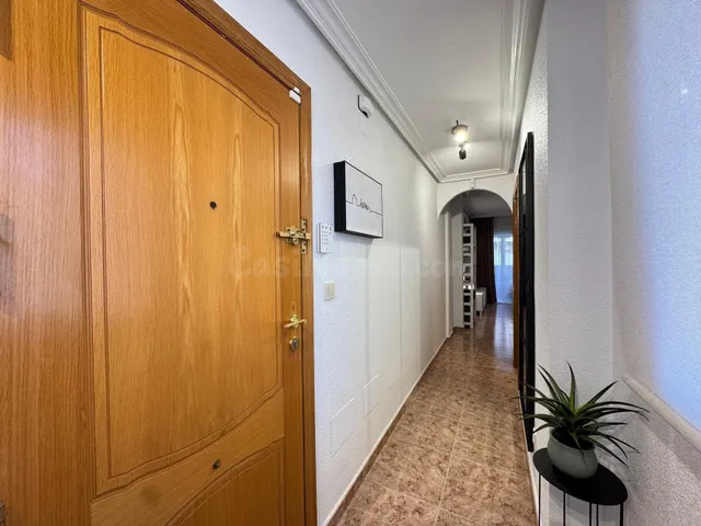 ÁTICO EN TORREVIEJA CON 2 DORMITORIOS, 1 BAÑO + GARAJE CERCA - foto 3